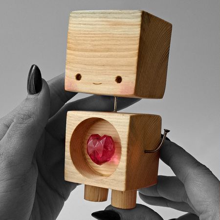 مجسمه چوبی مدل آدمک با قلب شبتاب