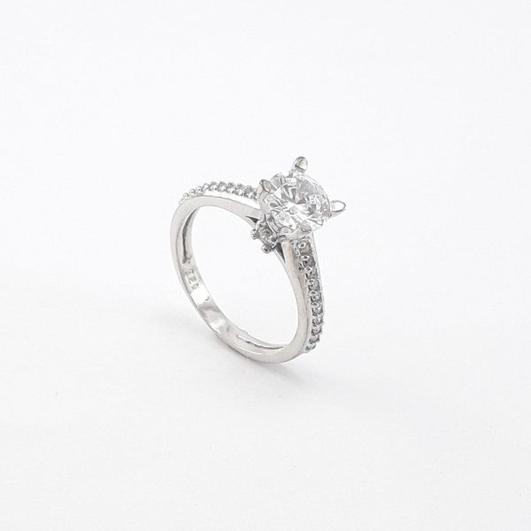 انگشتر نقره زنانه مدل سولیتر بغل سنگ