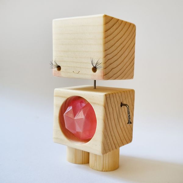 مجسمه چوبی مدل آدمک با قلب شبتاب