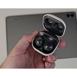 هدفون بلوتوثی سامسونگ مدل Galaxy Buds FE با نویز کنسلینگ فعال (ANC)، درگاه شارژ USB Type-C، دارای میکروفون دوگانه، مقاوم در براب