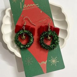 گوشواره حلقه‌ای طرح تاج گل کریسمس - آویز زنگوله و پاپیون مخمل کد P294
