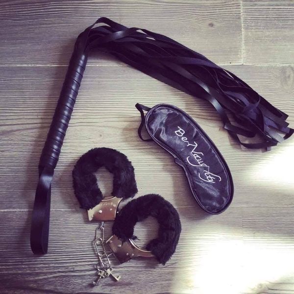 ست اکسسوری جذاب شامل شلاق دستبند چشم‌بند