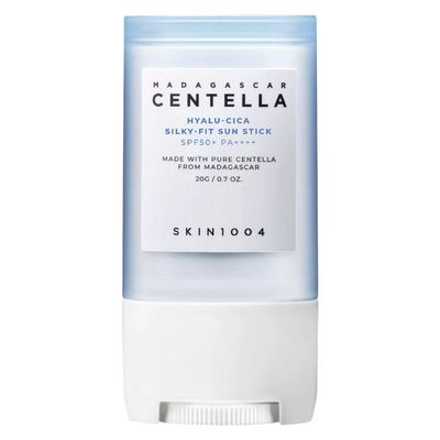 استیک ضد آفتاب بی‌رنگ سانتلا، SPF 50، مدل skin1004، مناسب انواع پوست با حجم 20 میلی‌لیتر، محافظت‌کننده در برابر اشعه‌های UVA و U
