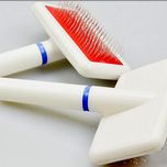 برس سگ و گربه و خرگوش مدل  اقتصادی Scraper با دندانه فلزی، بدنه پلاستیکی، ابعاد 13×10×2 سانتی‌متر و وزن 40 گرم