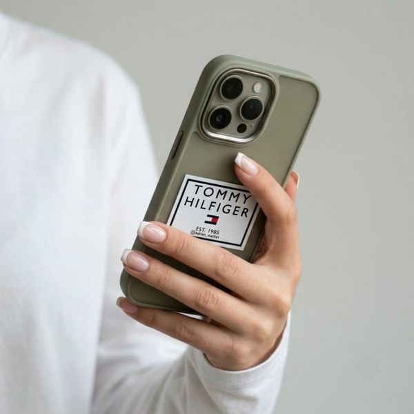 کاور آدرین مدل TOMMY HILFIGER فانتزی مناسب برای گوشی موبایل اپل Apple iPhone 16 Pro Max