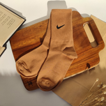 جوراب ساقدار کش انگلیسی یونیسکس کرم قهوه ای طرح نایکی برند دومینو