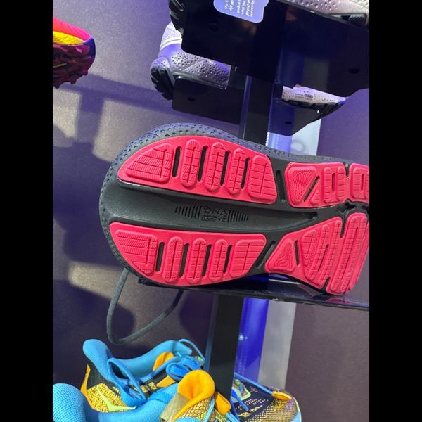 Brooks ghost max black pink