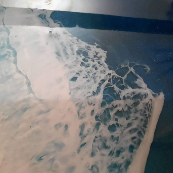 ساعت چوب طبیعی با رزین مدل دریا