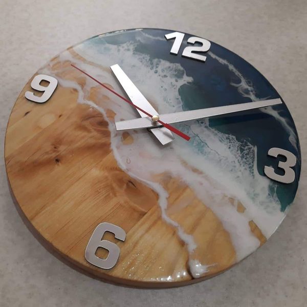 ساعت چوب طبیعی با رزین مدل دریا