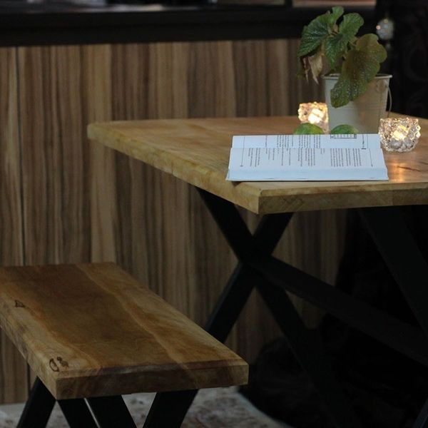 میز ناهارخوری چوب طبیعی با پایه فلزی