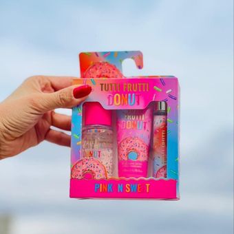 پک کادویی لوسیون و بادی اسپلش و عطر قلمی پینک این سوییت Pink in sweet اصلی رایحه Donut دونات