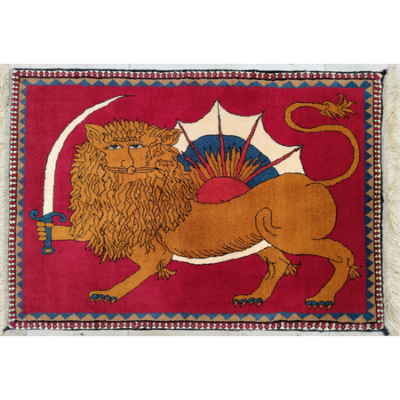 فرش دستباف سایز ذرع و نیم زمینه لاکی (تمام پشم یلمه طرح شیر و خورشید)کد 6084