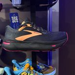 Brooks ghost max black pink