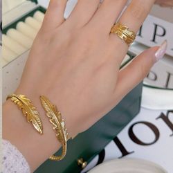 ست النگو بنگل و انگشتر طرح پر طلایی