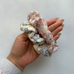 کش مو زنانه اسکرانچی مدل گل‌گلی بسته 2 عددی