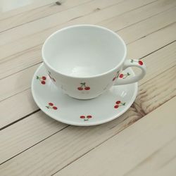 فنجان و نعلبکی سرامیکی طرح آلبالو