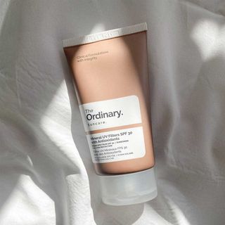 کرم ضد آفتاب بدون رنگ دی اوردینری SPF 30 مدل Mineral Antioxidants مناسب برای انواع پوست  حجم 50 میلی‌لیتر