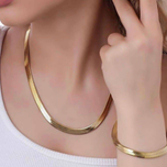 گردنبند و دستبند و پابند ماری