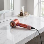 سشوار خانگی 220 وات دایسون مدل Supersonic nural HD16، موتور AC، وزن 2140 گرم، دارای سری متمرکز‌کننده باریک، متمرکز‌کننده پهن، سر