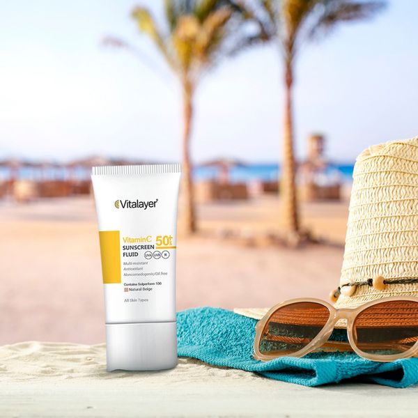 کرم ضد آفتاب رنگی ویتالیر، SPF 50، مدل ویتامین سی، مناسب انواع پوست با تنالیته متوسط و حجم 50 میلیلیتر، ضد آب، مرطوبکننده، غی