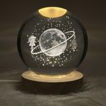 گوی شیشه ای ماه و دختر