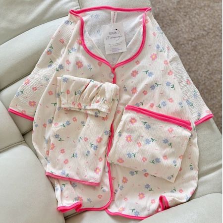 ست 3 تکه راحتی زنانه شین‌دخت مدل نخ کریشه طرح گل‌گلی ریز (بلوز، شلوار و شلوارک)