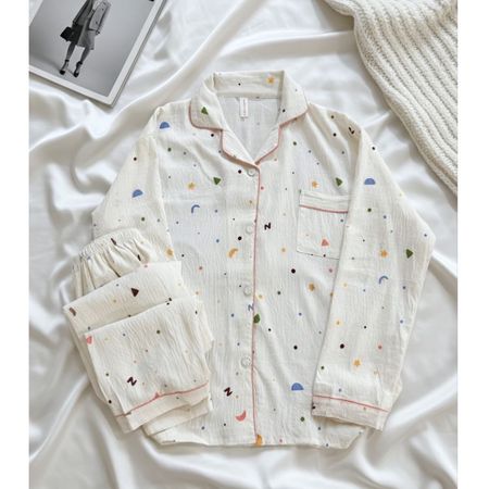 ست دو تکه بلوز و شلوار موسلین طرح هندسی رنگی ریز زمینه سفید فری سایز 38 تا 48