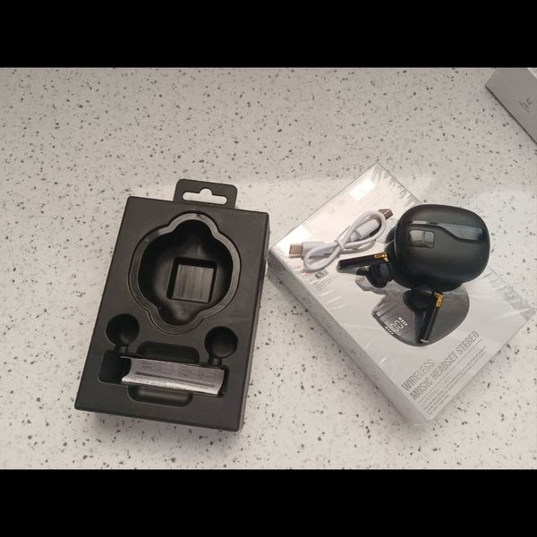 ایرپاد بلوتوثی مدل K81 با نمایشگر دیجیتال و کیفیت صدای Hi-Fi – شارژ سریع و طراحی لوکس سیاه