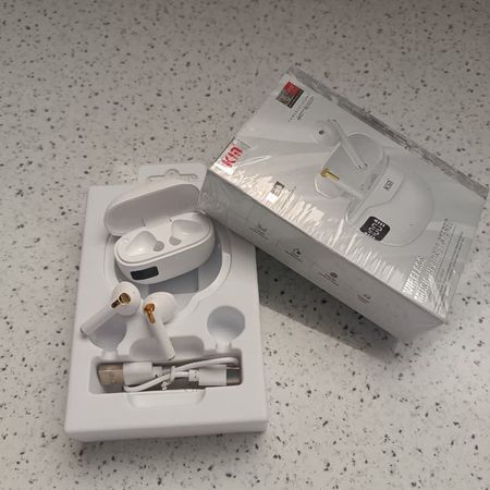 ایرپاد بلوتوثی مدل K81 با نمایشگر دیجیتال و کیفیت صدای Hi-Fi – شارژ سریع و طراحی لوکس سفید