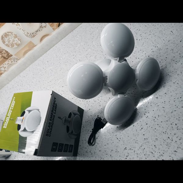 چراغ اضطراری شارژی و خورشیدی مدل 5 پره Emergency Solar Folding Lamp، با نور سفید قدرتمند و طراحی تاشو برای مواقع ضروری و سفر