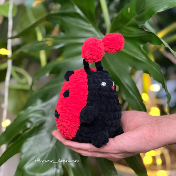 عروسک بافتنی «سوتک» – کفشدوزک دردسرساز