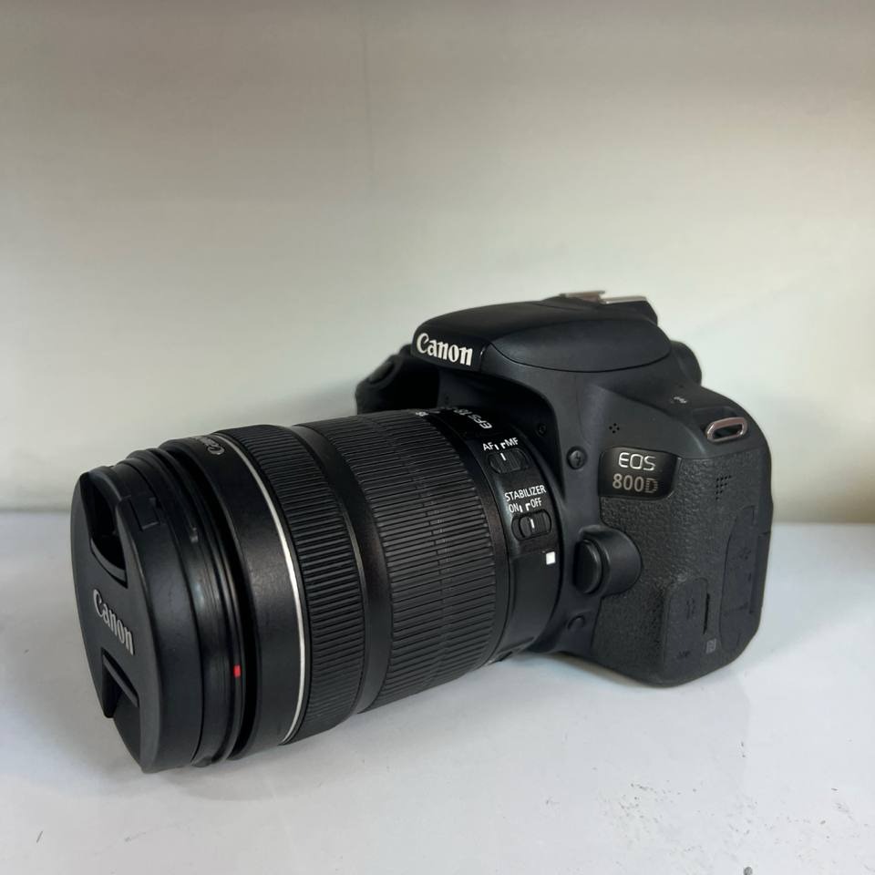 دوربین دیجیتال کانن مدل EOS 800D به همراه لنز 18-135 میلی متر IS STM کارکرده
