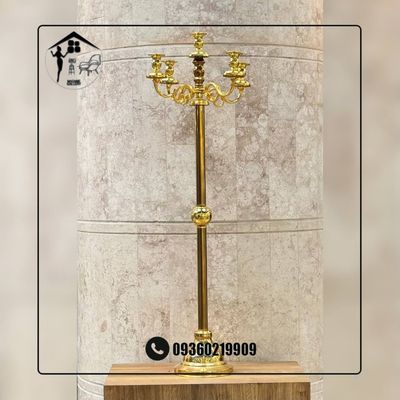 شمعدان کنار سالنی فلزی بلند