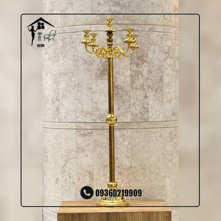 شمعدان کنار سالنی فلزی بلند