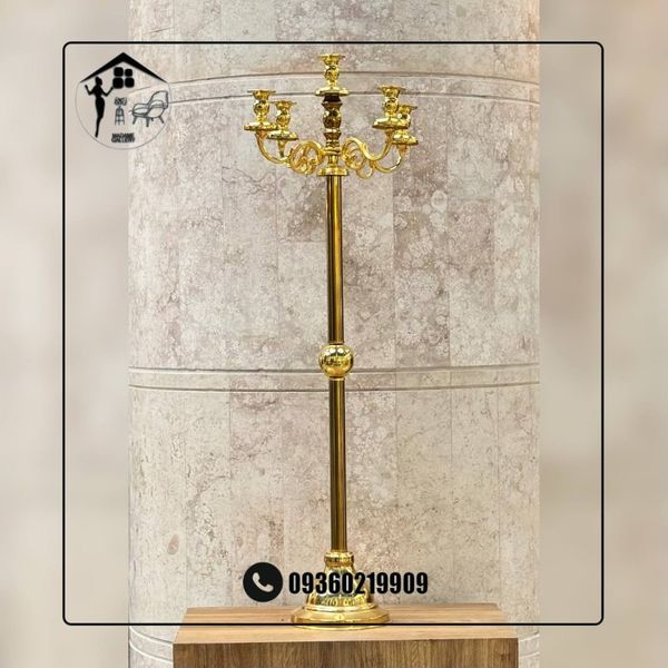 شمعدان کنار سالنی فلزی بلند