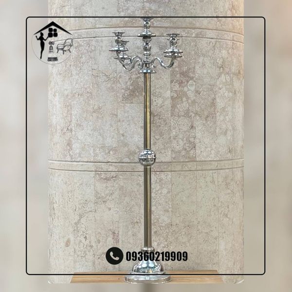 شمعدان کنار سالنی فلزی بلند