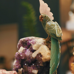 طوطی اونتورین با پایه‌ی آمیتیست طبیعی