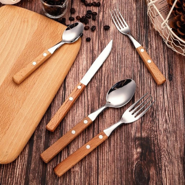 چنگال دسته چوبی