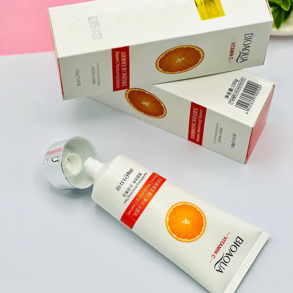 فوم شستوشوی صورت ویتامین C | روشنکننده، پاککننده عمیق و شادابکننده پوست