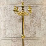 شمعدان کنار سالنی فلزی بلند