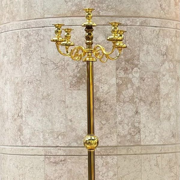 شمعدان کنار سالنی فلزی بلند