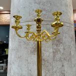 شمعدان کنار سالنی فلزی بلند