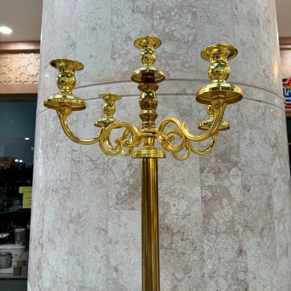 شمعدان کنار سالنی فلزی بلند