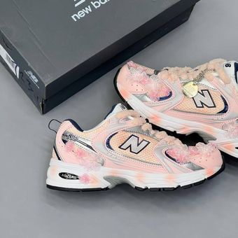 کفش کتونی زنانه نیو بالانس کاستوم گلدار صورتی 530 new balance