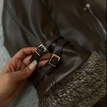 کت چرم قهوه ای داخل تدی