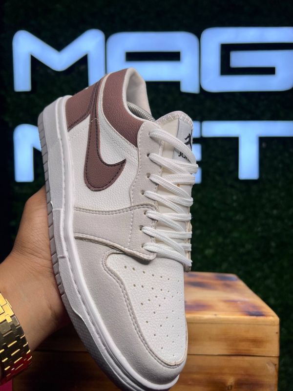 کتونی NIKE AIR JORDANسفید قهوه ای