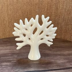 مجسمه تک درخت سفید