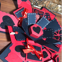 جعبه سوپرایز جادویی طرح ولنتاین آیتم دار مشکی و قرمز