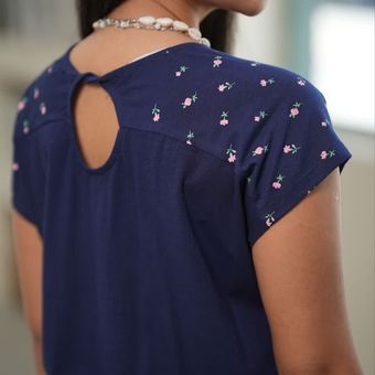 تیشرت نخپنبه آستین حلقه ای پشت گره سرشانه چاپی زنانه 133 س