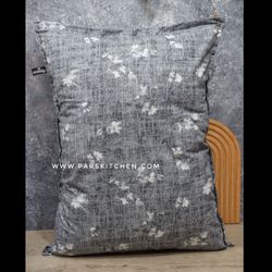 روبالشتی طوسی گل سفید